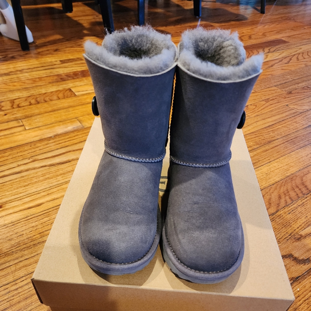 UGG